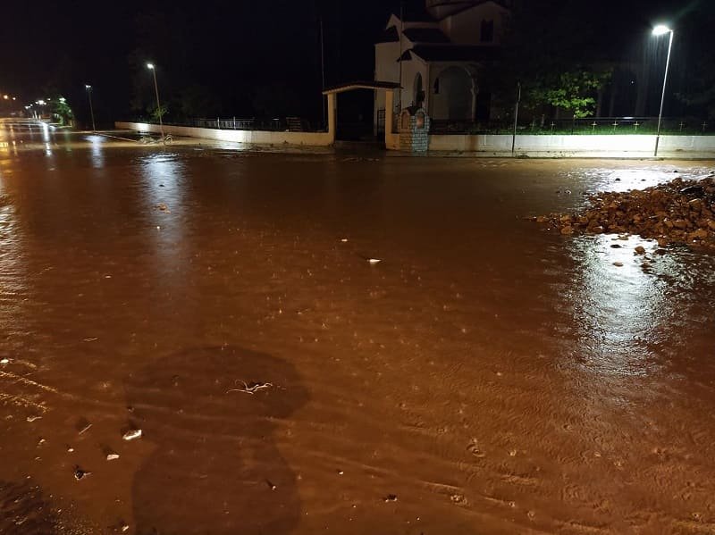 Πλημμυρισμένος δρόμος τη νύχτα στη Πρέβεζα
