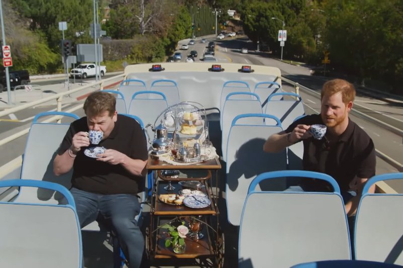 Ο πρίγκιπας Χάρι και ο Τζέιμς Κόρντεν πίνουν τσάι επάνω σε ένα διώροφο λεωφορείο