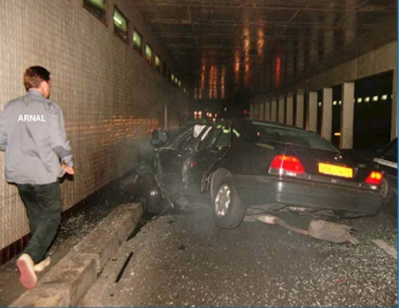 Η διαλυμένη μαύρη Mercedes της πριγκίπισας Νταϊάνας, μετά το τροχαόι