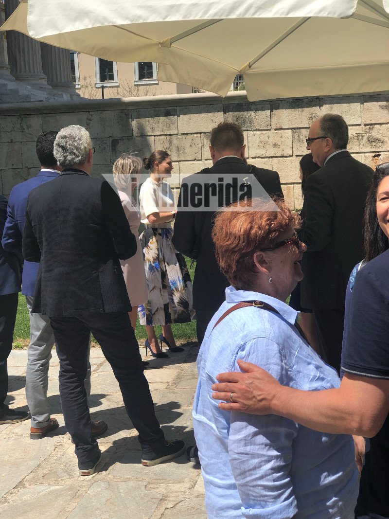 Πριγκίπισσα Βικτόρια στον κήπο της Ακαδημίας Αθηνών