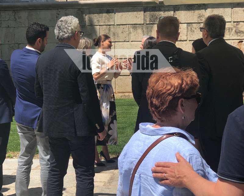 Πριγκίπισσα Βικτόρια στον κήπο της Ακαδημίας Αθηνών