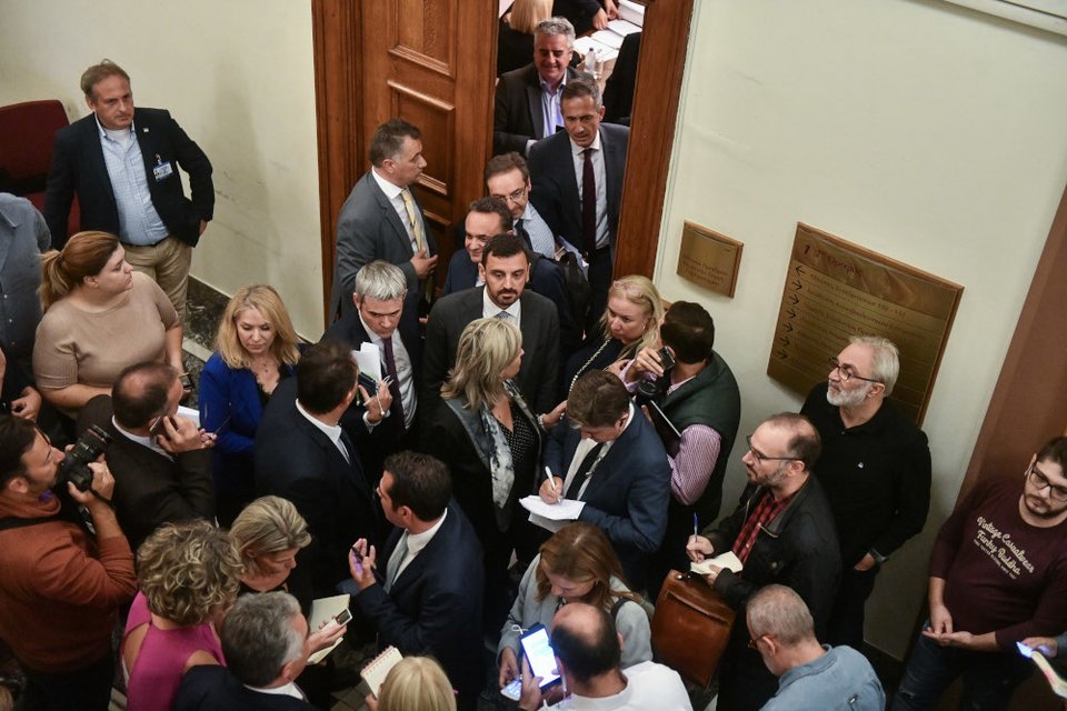 0 πρόεδρος της Επιτροπής δεν επέλεξε τον δρόμο της φρουράς της Βουλής, αλλά προτίμησε να αναβάλει την συνεδρίαση