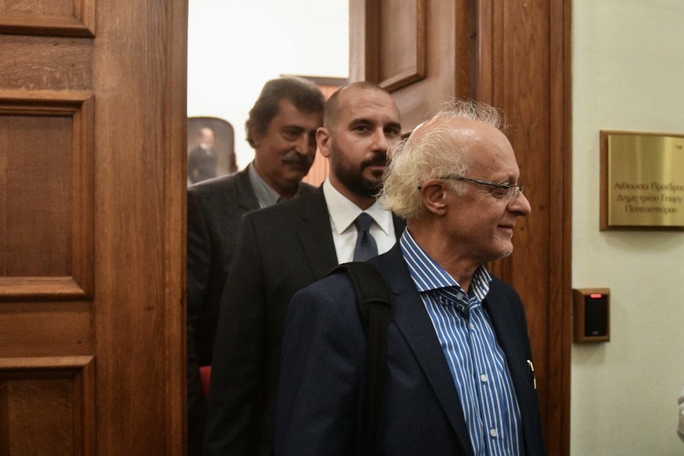 Οι δύο πρώην υπουργοί προσήλθαν κανονικά και αρνήθηκαν να εξέλθουν τις αίθουσας