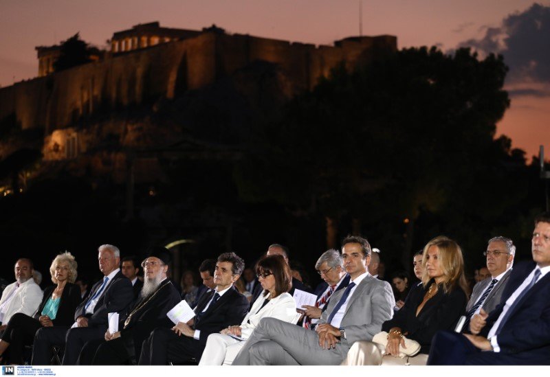 Το πρωθυπουργικό ζεύγος, η ΠτΔ Κατερίνα Σακελλαροπούλου παρακολουθούν την εκδήλωση με φόντο την επιβλητική Ακρόπολη