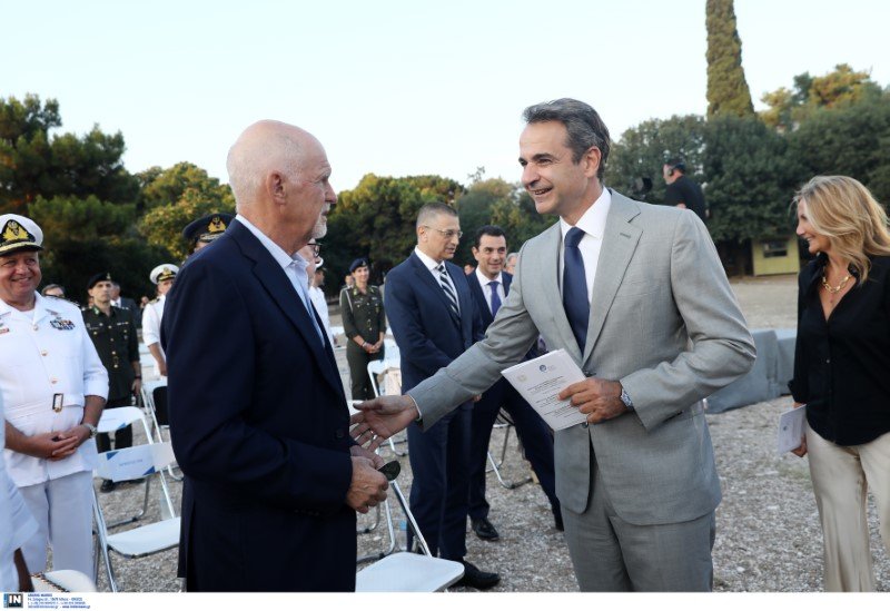 Ο Κυριάκος Μητσοτάκης χαιρετά τον Γιώργο Παπανδρέου