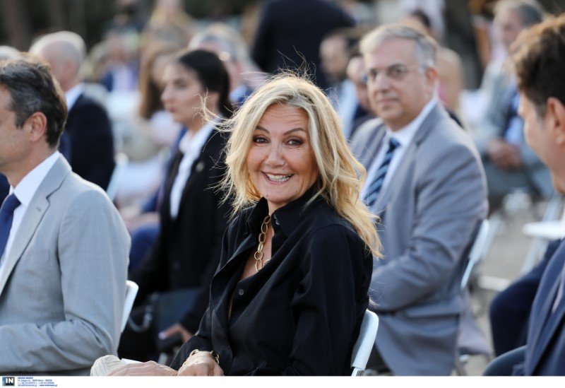 Η Μαρέβα Μητσοτάκη χαμογελά στο φακό
