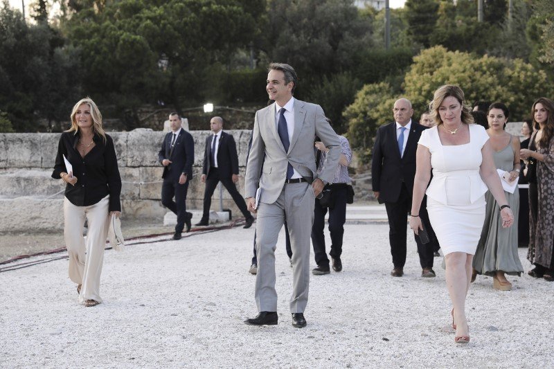 Ο Κυριάκος και η Μαρέβα Μητσοτάκη προσέρχονται στο χώρο της εκδήλωσης