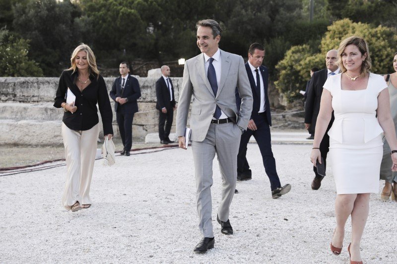 Ο Κυριάκος και η Μαρέβα Μητσοτάκη προσέρχονται στον χώρο της εκδήλωσης στους στύλους του Ολυμπίου Διός