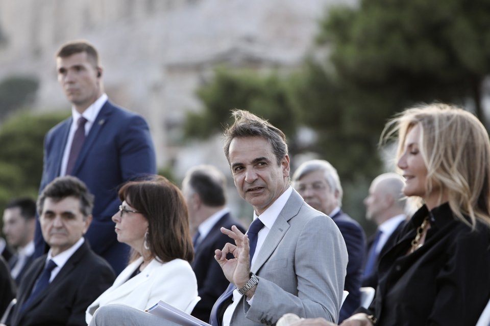 Κατερίνα Σακελλαροπούλου δίπλα στον σύντροφό της κ. Κοτσώνη, Κυριάκος και Μαρέβα Μητσοτάκη