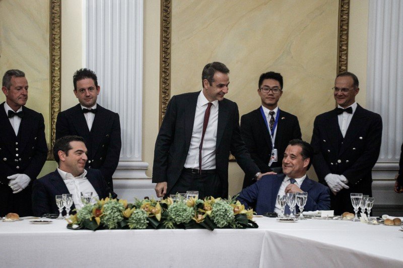 Γέλια μεταξύ Αλέξη Τσίπρα, Κυριάκου Μητσοτάκη και Άδωνι Γεωργιάδη
