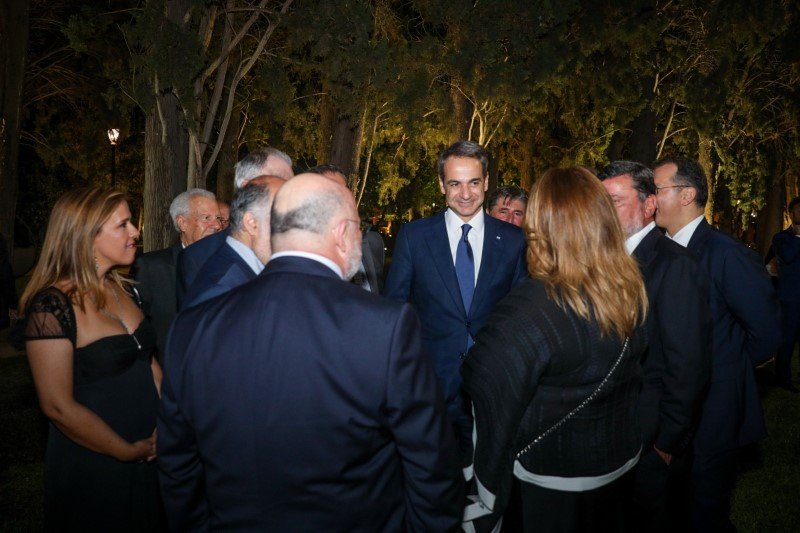 Ο πρωθυπουργός με δημοσιογράφους-Φωτογραφία: ΕUROKINISSI/ΣΩΤΗΡΗΣ ΔΗΜΗΤΡΟΠΟΥΛΟΣ