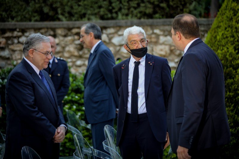 Ο πρώην πρωθυπουργός Λουκάς Παπαδήμος και ο τέως δήμαρχος Θεσσαλονίκης, Γιάννης Μπουτάρης, με μάσκα / Φωτογραφία: ΕUROKINISSI/ΣΩΤΗΡΗΣ ΔΗΜΗΤΡΟΠΟΥΛΟΣ