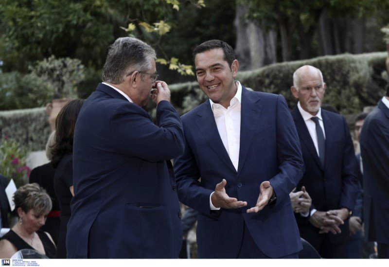 Δημήτρης Κουτσούμπας και Αλέξης Τσίπρας σε τετ-α-τετ -Φωτογραφία: Intimenews