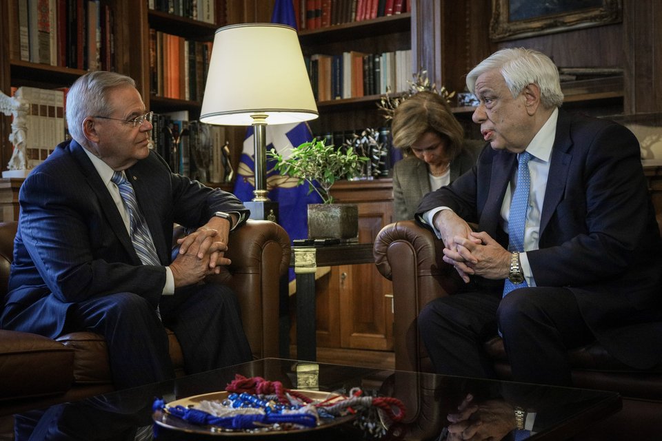 Ο Προκόπης Παυλόπουλος με τον Ρόμπερτ Μενέντεζ στο Προεδρικό Μέγαρο