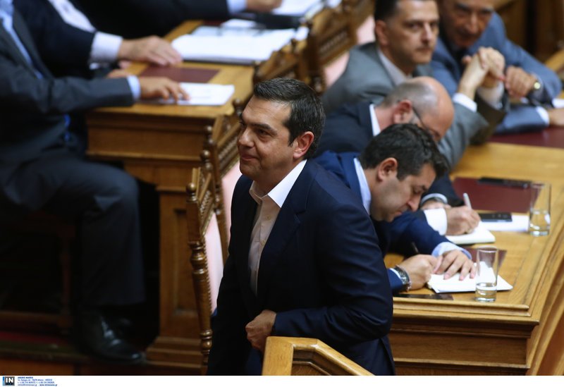 Ο Αλέξης Τσίπρας ανεβαίνει στο βήμα της Βουλής