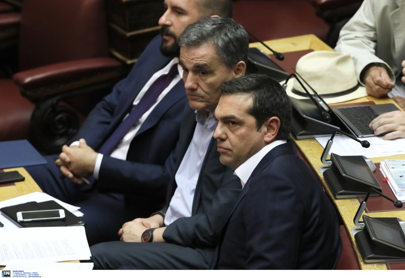 Ο Αλέξης Τσίπρας, δίπλα στον Ευκλείδη Τσακαλώτο και τον Δημήτρη Τζανακόπουλο