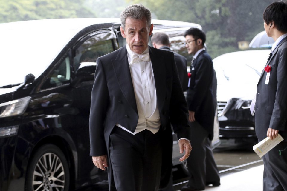 Με φράκο ο πρώην πρόεδρος της Γαλλίας Νικολά Σαρκοζί στην τελετή ενθρόνισης του αυτοκράτορα της Ιαπωνίας