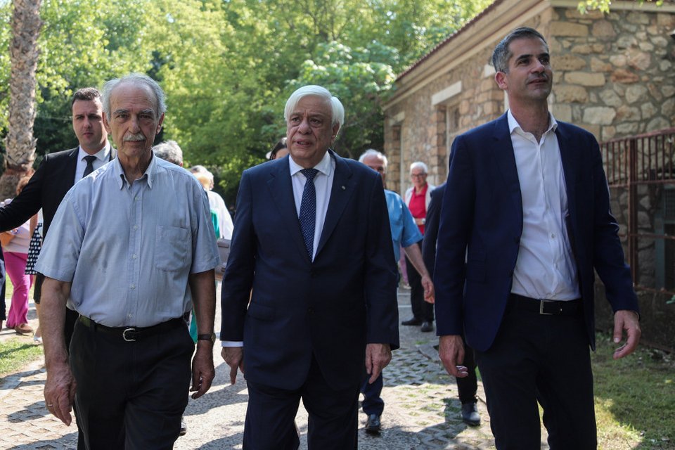 Εκπρόσωπος του ΚΚΕ, μαζί με τον Πρόεδρο της Δημοκρατίας, Προκόπη Παυλόπουλο και τον νεοεκλεγέντα Δήμαρχο Αθηναίων, Κώστα Μπακογιάννη στο Πάρκο Ελευθερίας