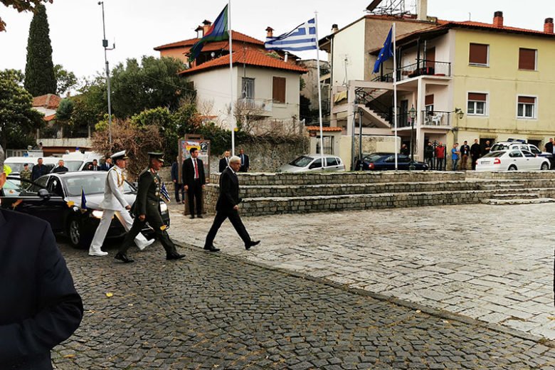 Προκόπης Παυλόπουλος προχωράει με συνοδεία