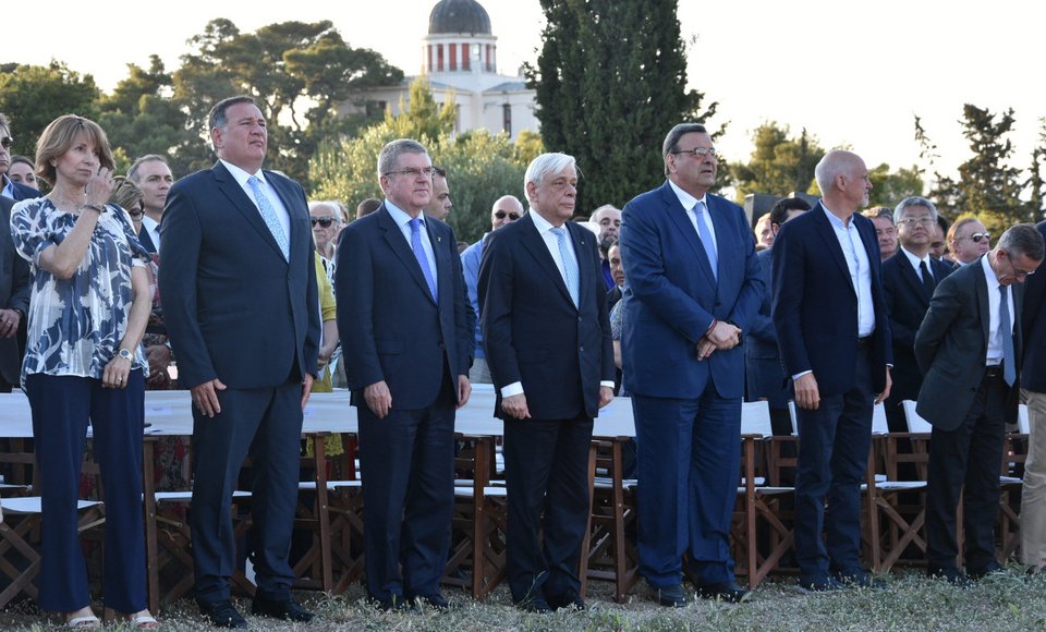 Παυλόπουλος με Μπαχ, Καπράλο και Κουβελο στέκονται όρθιοι στη Πνύκα