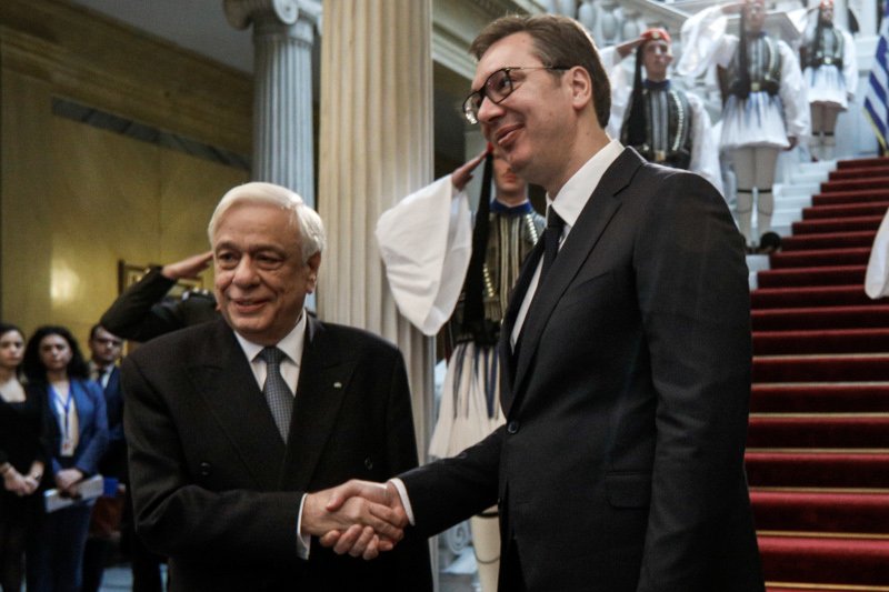 Η στιγμή της υποδοχής του Σέρβου προέδρου από τον Προκόπη Παυλόπουλο στο προεδρικό Μέγαρο