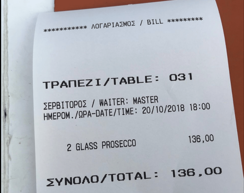Η αποδειξη τουρίστριας που δείχνει πως το εστιατόριο χρέωσε 136 ευρώ για δύο ποτήρια σαμπάνιας