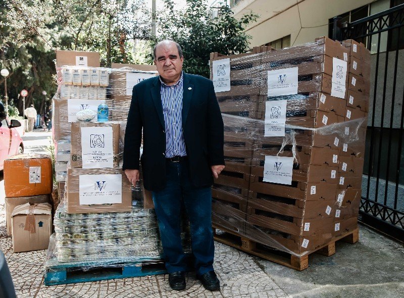 Ο Ιωάννης Μαρωνίτης παραλαμβάνει τα δέματα από το "Ίδρυμα Μαριάννα Β. Βαρδινογιάννη" και την "ΕΛΠΙΔΑ"