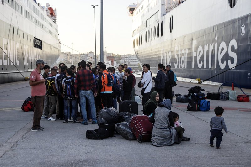 Περιμένοντας τα πούλμαν για να τους μεταφέρουν στις δομές φιλοξενίας