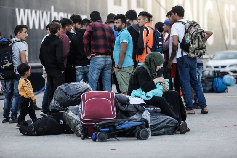 Οι πρόσφυγες λίγα λεπτά μετά την άφιξή τους στο λιμάνι του Πειραιά