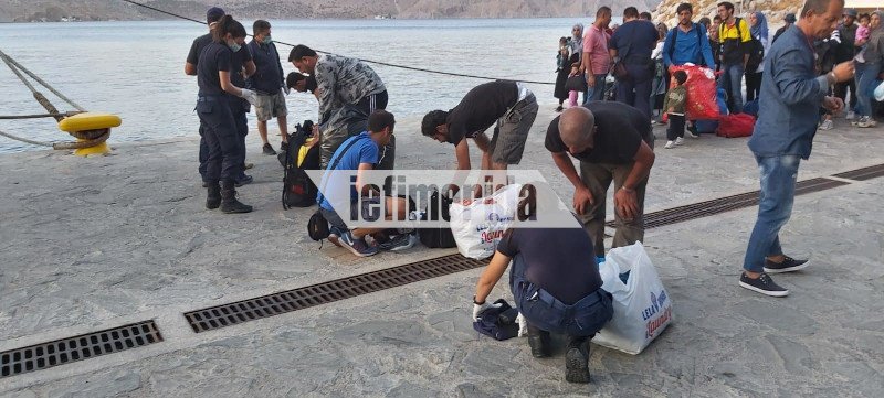 Πρόσφυγες αποχωρούν από τη Σύμη