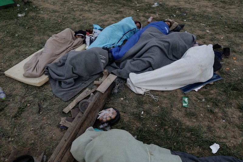 Οι περισσότεροι προσπαθούσαν να ζεσταθούν με κουβέρτες