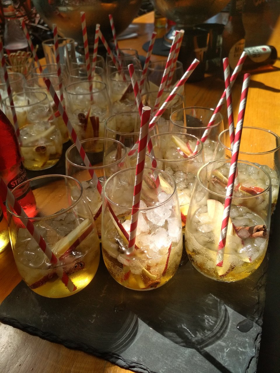 Το Strongbow Gold σερβίρετασι με πάγο, ξυλάκι κανέλας και λεπτές φέτες μήλου