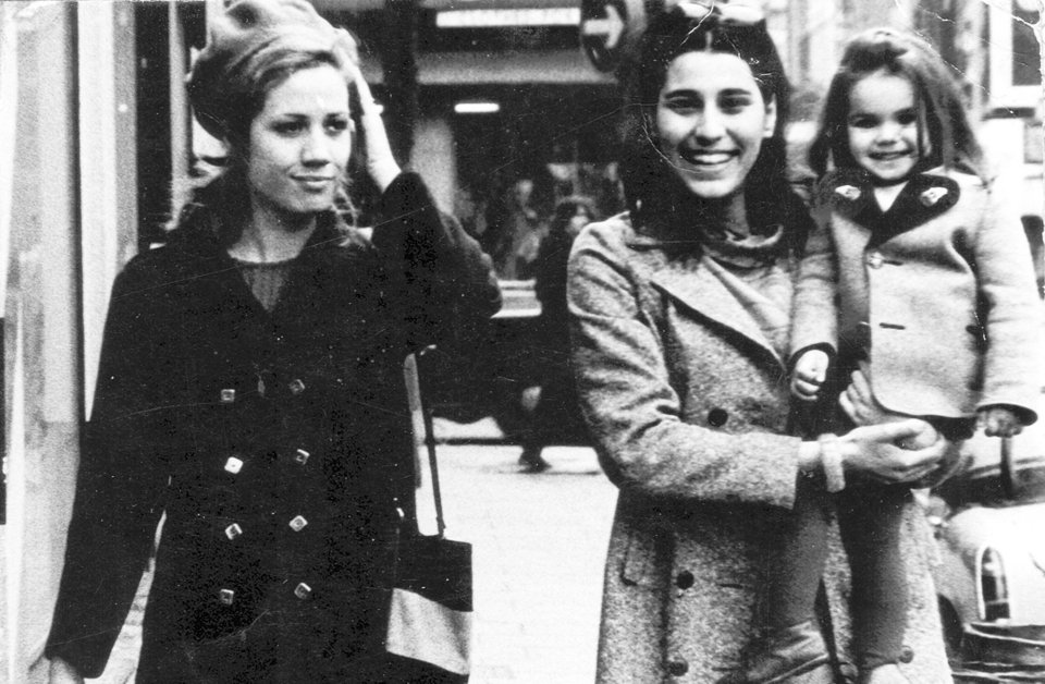 Η Νίκη Τυπάλδου με την Μαρία Φαραντούρη που κρατά στην αγκαλιά της την μικρή τότε Αννα Δρούζα.