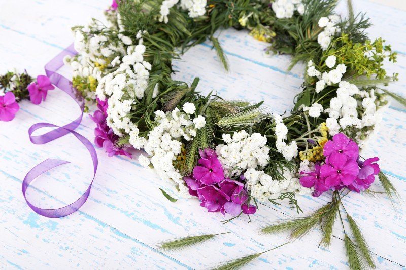 Πρωτομαγιάτικο στεφάνι με λευκά και μωβ λουλούδια / Φωτογραφία: Shutterstock