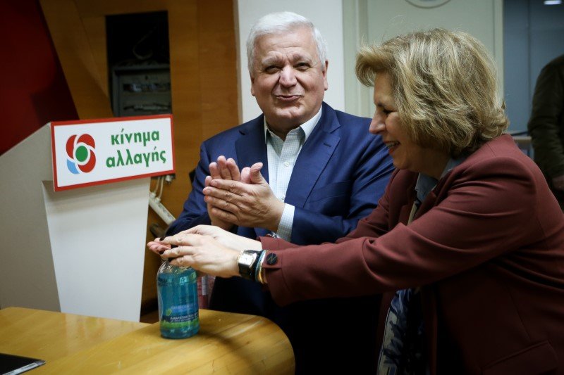 Χρ. Πρωτόπαππας και Ευη Χριστοφιλοπούλου βάζουν αντισηπτικό -Φωτογραφία: Intimenews/ΤΖΑΜΑΡΟΣ ΠΑΝΑΓΙΩΤΗΣ