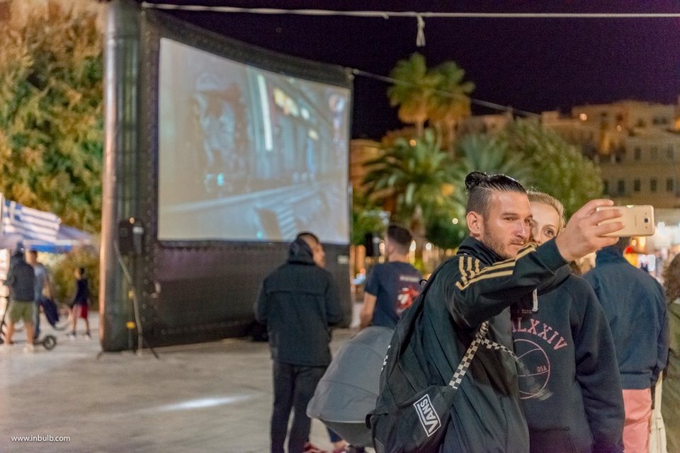 Υπαίθρια προβολή στην πλατεία Μιαούλη.