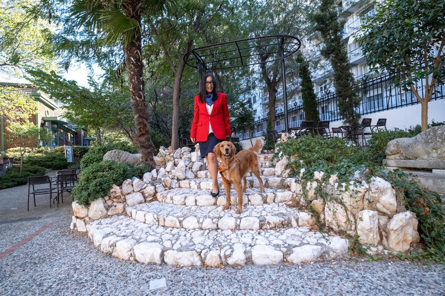 H γενική πρόξενος των ΗΠΑ, Ελίζαμπεθ Λι, με την σκυλίτσα της/Φωτογραφία: ΑΠΕ - ΜΠΕ
