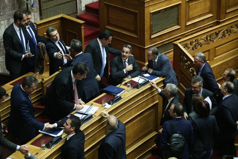 Συγχαρητήρια από υπουργούς και βουλευτές στον πρωθυπουργό για την έγκριση του προϋπολογισμού -Φωτογραφία: Nikos Libertas / SOOC