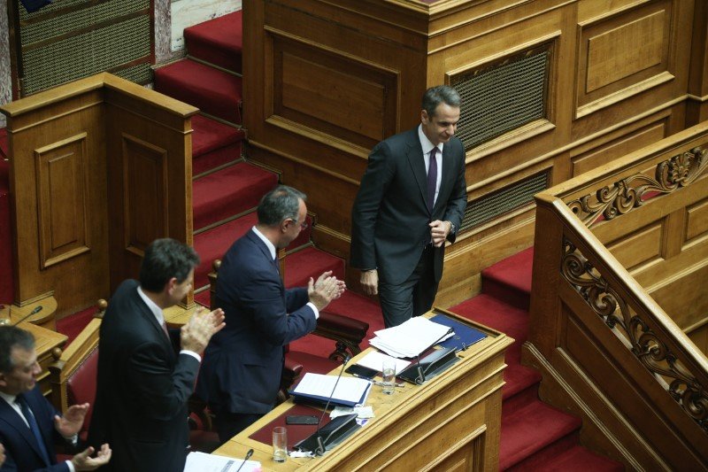 Βρούτσης, Βαρβιτσιώτης και Σταϊκούρας χειροκροτούν τον Μητσοτάκη