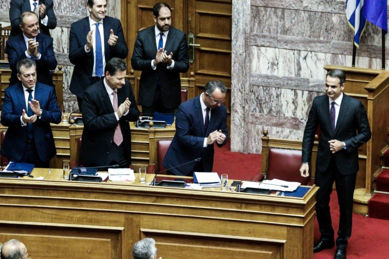 Οι υπουργοί χειροκροτούν τον Κυριάκο Μητσοτάκη ΗΣ