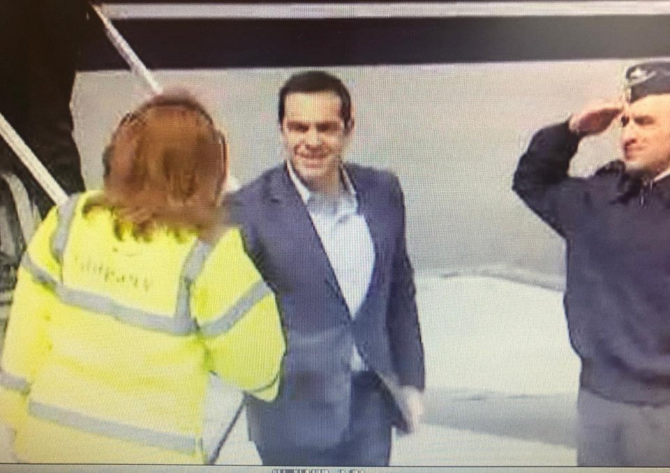 Ο Αλέξης Τσίπρας χαμογελαστός, χαιρετά όσους τον υποδέχονται