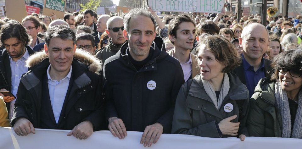 Στο κέντρο ο φιλόσοφος Ραφαέλ Γκλικσμάν, αριστερά ο ηγέτης του PS Ολιβιέ Φορ/ Φωτογραφία AP