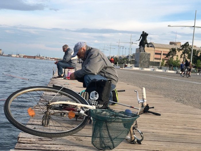 «Έρχομαι στην παραλία μια ολόκληρη ζωή, 30 χρόνια, σχεδόν καθημερινά. Δεν υπάρχουν πολλά ψάρια, περισσότερο ερχόμαστε εδώ για τις φιλίες που έχουμε» φωτογραφία ΑΠΕ-ΜΠΕ