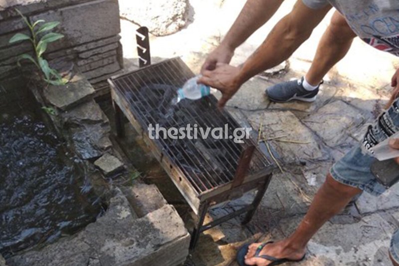 Αντρες σβήνουν ψησταριά