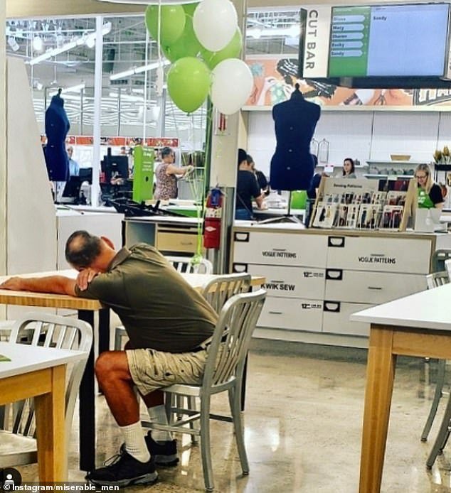 Ο άνδρας αυτός, βρήκε τη δική του θέση για να χαλαρώσει σε τραπεζαρία μαγαζιού