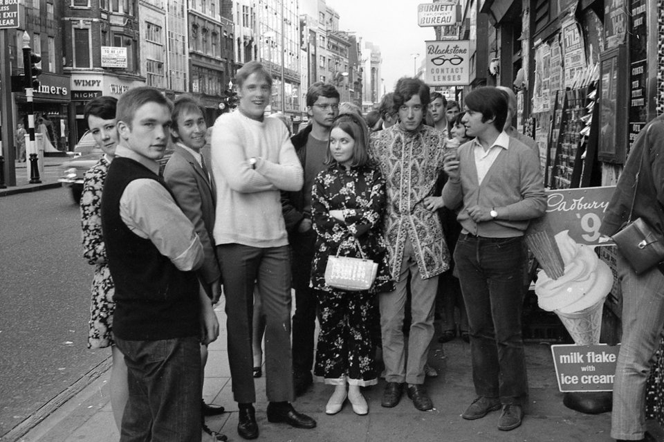 Ψυχεδελικοί νεολαίοι στο Λονδίνο. 1967. Φωτο Σίμος Τσαπνίδης © Μ.Νταλούκας
