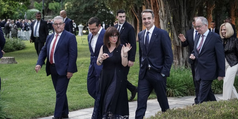 Η ΠτΔ με τους πολιτικούς αρχηγούς προχωρά προς το κιόσκι -Φωτογραφία: Menelaos Myrillas / SOOC