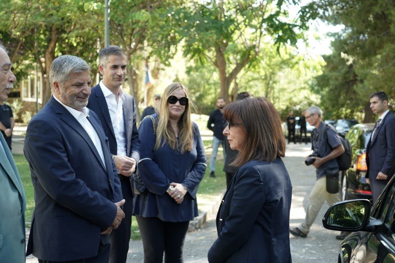 Η Κατερίνα Σακελλαροπούλου με τον Περιφερειάρχη Αττικής, τον Κ. Χαλβατζή, τον δήμαρχο Αθηναίων και την πρόεδρο του ΟΠΑΝΔΑ, Αννα Ροκοφύλλου-Φωτογραφία: SOOC