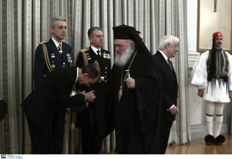 Ο γ.γ. της Προεδρίας της Δημοκρατίας, πρέσβης Γ. Γεννηματά ασπάζεται την δεξιά του Αρχιεπισκόπου Ιερώνυμου 