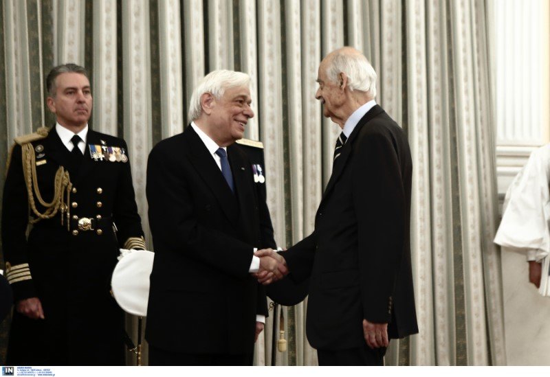 Ο Προκόπης Παυλόπουλος δέχεται τις ευχές του Απόστολου Κακλαμάνη -Φωτογραφία: Intimenews/ΤΖΑΜΑΡΟΣ ΠΑΝΑΓΙΩΤΗΣ